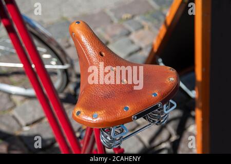 Selle en cuir d'un vélo d'époque Banque D'Images