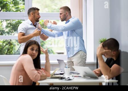 Pression sur le lieu de travail au bureau. Conflit de patrons intimidateurs Banque D'Images