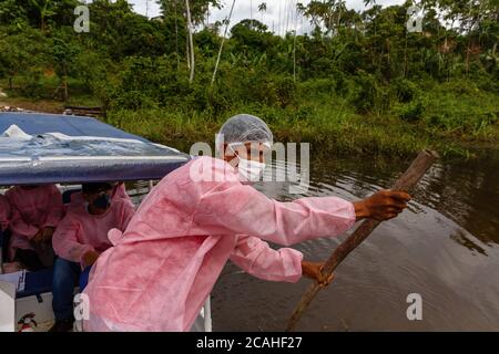 Tefe, Brésil. 08 juillet 2020. Le conducteur d'un bateau à moteur pousse le bateau à l'aide d'un bâton de bois à travers la rivière au milieu de la pandémie de Corona. Les médecins ne peuvent atteindre que certaines régions de l'Amazonie avec de tels petits bateaux. Des équipes avec le personnel du Secrétariat spécial de la santé autochtone se rendent dans les villages pendant plusieurs semaines pour fournir des soins médicaux aux Indiens. Mais il n'y a pas toujours un médecin avec eux. Credit: Diego Baravelli/dpa/Alay Live News Banque D'Images