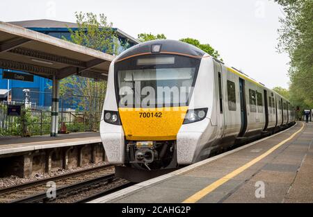 Train de passagers de classe 700 à Thameslink Livery à la gare de Crawley, West Sussex, Angleterre. Banque D'Images