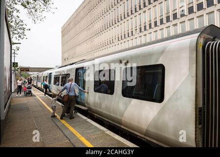 Passagers à bord d'un train de classe 700 à Thameslink Livery à la gare de Crawley, West Sussex, Angleterre. Banque D'Images