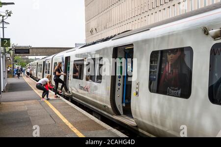 Passagers à bord d'un train de classe 700 à Thameslink Livery à la gare de Crawley, West Sussex, Angleterre. Banque D'Images