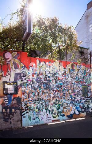 Autocollant apposé sur la porte d'entrée de la salle de bal Punk-Rock Club Sonic dans le quartier Ehrenfeld, Cologne, Allemagne. Aufkleber auf dem Eingangstor zum Punk Banque D'Images