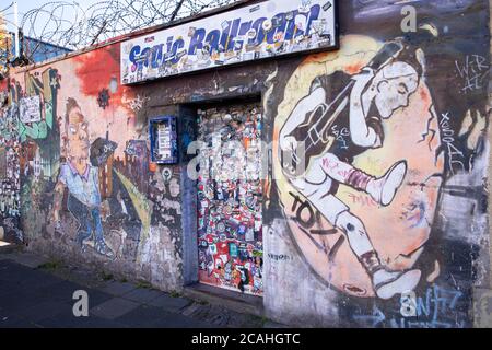 Autocollant apposé sur la porte d'entrée de la salle de bal Punk-Rock Club Sonic dans le quartier Ehrenfeld, Cologne, Allemagne. Aufkleber auf dem Eingangstor zum Punk Banque D'Images