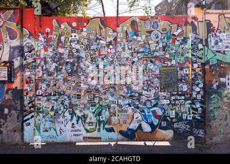 Autocollant apposé sur la porte d'entrée de la salle de bal Punk-Rock Club Sonic dans le quartier Ehrenfeld, Cologne, Allemagne. Aufkleber auf dem Eingangstor zum Punk Banque D'Images