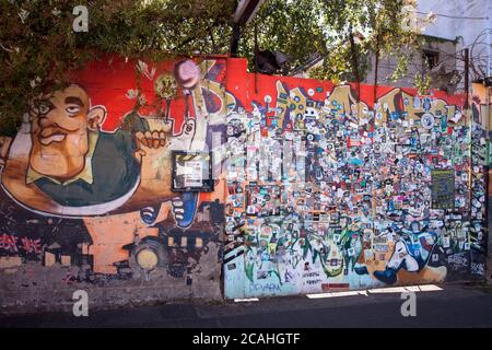 Autocollant apposé sur la porte d'entrée de la salle de bal Punk-Rock Club Sonic dans le quartier Ehrenfeld, Cologne, Allemagne. Aufkleber auf dem Eingangstor zum Punk Banque D'Images