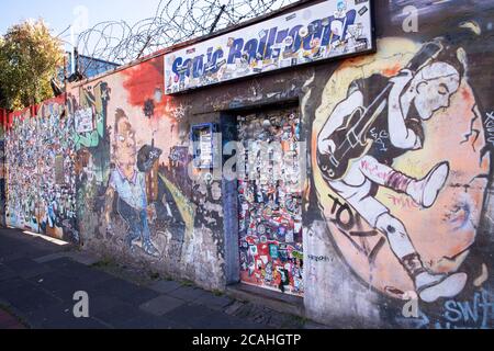 Autocollant apposé sur la porte d'entrée de la salle de bal Punk-Rock Club Sonic dans le quartier Ehrenfeld, Cologne, Allemagne. Aufkleber auf dem Eingangstor zum Punk Banque D'Images