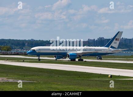 ÉTATS-UNIS. 06e août 2020. Air Force Two se trouve à l'aéroport Burke Lakefront de Cleveland, Ohio, le 6 août 2020. Le président Trump a fait des apparitions à l'usine Whirlpool de Clyde, Ohio, et a également assisté à une collecte de fonds privée à Bratenahl, Ohio. (Photo de Matt Shiffler/Sipa USA) crédit: SIPA USA/Alay Live News Banque D'Images