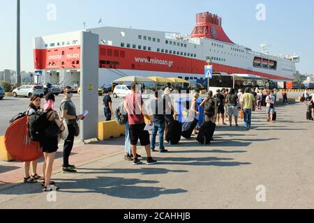 Grèce, Pirée, 1er août 2020 - passagers attendant l'achat de billets et embarquent sur un ferry avec les îles grecques comme destination. Banque D'Images