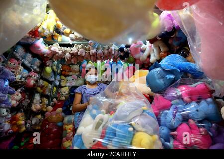 Yangon, Myanmar. 7 août 2020. Une fille portant un masque travaille dans une boutique de jouets bourrés à Yangon, au Myanmar, le 7 août 2020. Credit: U Aung/Xinhua/Alamy Live News Banque D'Images