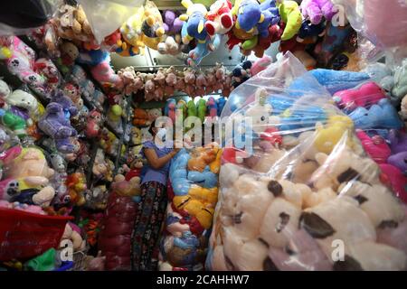 Yangon, Myanmar. 7 août 2020. Une fille portant un masque travaille dans une boutique de jouets bourrés à Yangon, au Myanmar, le 7 août 2020. Credit: U Aung/Xinhua/Alamy Live News Banque D'Images