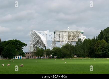 Boîte radiotelescope Jodrell Bank avec le télescope Lovell orienté vers le haut. Crewe, Cheshire, Royaume-Uni. Banque D'Images