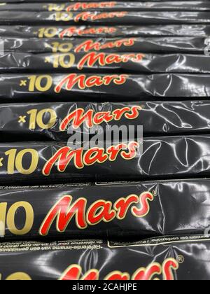 Viersen, Allemagne - juillet 9. 2020: Gros plan de barres de chocolat Mars isolées dans une rangée Banque D'Images