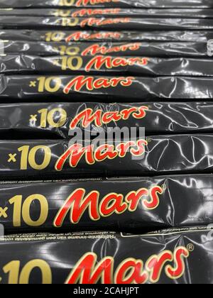 Viersen, Allemagne - juillet 9. 2020: Gros plan de barres de chocolat Mars isolées dans une rangée Banque D'Images