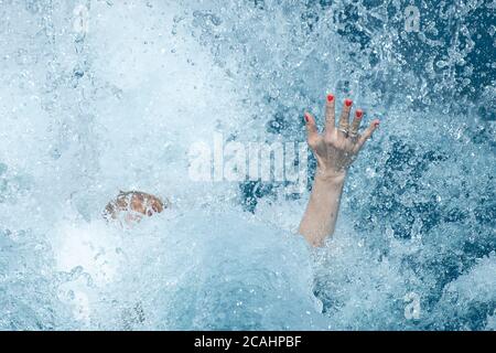 Stuttgart, Allemagne. 07e août 2020. Une femme plonge dans la piscine de l'Inselbad. Credit: Sebastian Gollnow/dpa/Alay Live News Banque D'Images