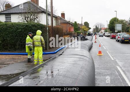 Une barrière d'inondation temporaire est installée après la maison où le long de Bridge Road, Chertsey, après que la Tamise l'a brisée, Bridge Road, Chertsey, Surrey, Royaume-Uni. 14 févr. 2014 Banque D'Images