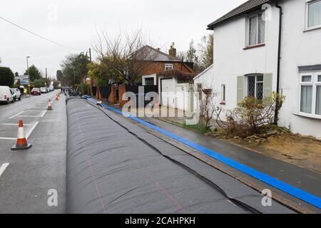 Une barrière d'inondation temporaire est installée après la maison où le long de Bridge Road, Chertsey, après que la Tamise l'a brisée, Bridge Road, Chertsey, Surrey, Royaume-Uni. 14 févr. 2014 Banque D'Images