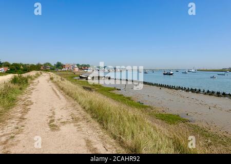 Orford, Suffolk, Royaume-Uni - 7 août 2020 : promenade en bord de quai par une chaude journée ensoleillée. Banque D'Images