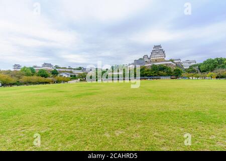 Vue sur le château de Himeji, daté 1333, dans la ville de Himeji, préfecture de Hyogo, Japon Banque D'Images