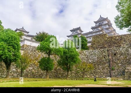 Vue sur le château de Himeji, daté 1333, dans la ville de Himeji, préfecture de Hyogo, Japon Banque D'Images