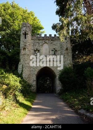 La 1777 porte médiévale factice dans le parc du château de Reigate à Reigate Surrey Angleterre Royaume-Uni 2020 Banque D'Images