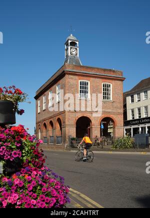 Un cycliste solitaire traversant Reigate High Street en passant par l'Old Town Market Hall de Reigate, Surrey Hills, Angleterre Royaume-Uni - été 2020 Banque D'Images