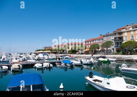 IZOLA, SLOVÉNIE - 16 JUILLET 2020 : Marina Izola-valobran. Yachts et bateaux garés au quai. Jetées au centre de la ville. Izola, Slovénie. Banque D'Images