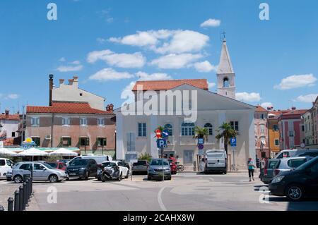 IZOLA, SLOVÉNIE - JUILLET 16 2020: Vue sur la ville, les personnes marchant sur la place avec de beaux bâtiments d'Izola, Slovénie Banque D'Images