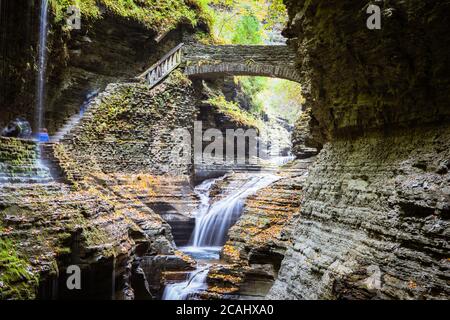 Chemin à travers de petites chutes dans Finger Lakes, États-Unis Banque D'Images