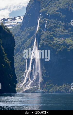 GEIRANGER, NORVÈGE. Ferry norvégien sous les sept Sister Waterffalls à l'intérieur du fjord norvégien Geiranger Banque D'Images