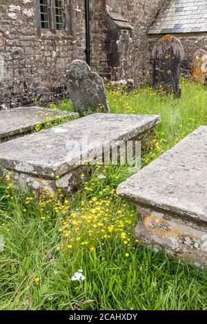 Parc national d'Exmoor - tombes et pierres tombales dans le cimetière de l'église Stoke Pero, Somerset Royaume-Uni Banque D'Images