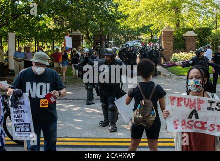 Bratenahl, États-Unis. 06e août 2020. Les membres DE EDGE SWAT ont dégagé Lake Shore Boulevard des manifestants de Trump avant que le président Trump ne soit arrivé pour une collecte de fonds à Bratenahl, Ohio. (Photo de Matt Shiffler/Sipa USA) crédit: SIPA USA/Alay Live News Banque D'Images