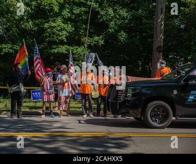 Bratenahl, États-Unis. 06e août 2020. Les manifestants anti-président Trump se tiennent sur la route, bloquant une voiture de police, devant le Shoreby Club de Bratenahl, Ohio, le 6 août 2020. Le président Trump prévoit d'assister à une collecte de fonds privée au Shoreby Club plus tard dans la soirée. (Photo de Matt Shiffler/Sipa USA) crédit: SIPA USA/Alay Live News Banque D'Images