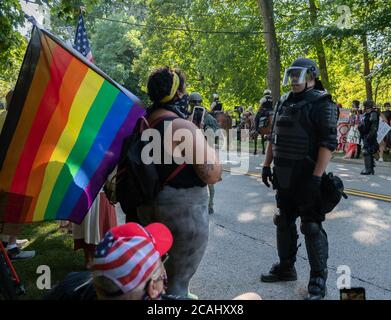 Bratenahl, États-Unis. 06e août 2020. Un membre de L'équipe EDGE SWAT est sur la voie de bloquer les manifestants et les partisans du président Trump alors que TrumpÕs Motorcade approche le Shoreby Club à Bratenahl, Ohio. (Photo de Matt Shiffler/Sipa USA) crédit: SIPA USA/Alay Live News Banque D'Images