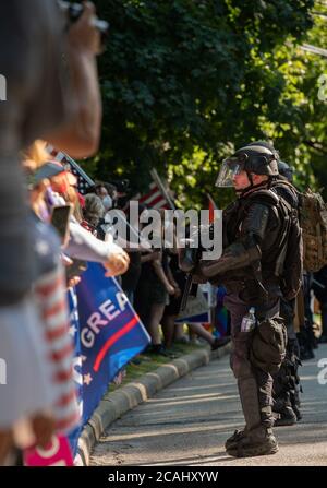 Bratenahl, États-Unis. 06e août 2020. Un membre DE EDGE SWAT aide à dégager les manifestants de Lake Shore Boulevard de Trump avant que le président Trump ne soit arrivé pour une collecte de fonds à Bratenahl, Ohio, le 6 août 2020. (Photo de Matt Shiffler/Sipa USA) crédit: SIPA USA/Alay Live News Banque D'Images