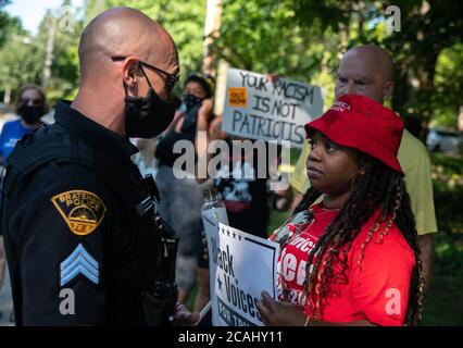 Bratenahl, États-Unis. 06e août 2020. Un sergent du service de police de Bratenahl assiste un partisan du président Trump, qui a prétendu qu'un autre protestataire lui avait jeté de l'eau. Il y a eu des manifestations en dehors du club de Shoreby où le président Trump devait plus tard se réunir pour une collecte de fonds privée à Bratenahl, Ohio. (Photo de Matt Shiffler/Sipa USA) crédit: SIPA USA/Alay Live News Banque D'Images