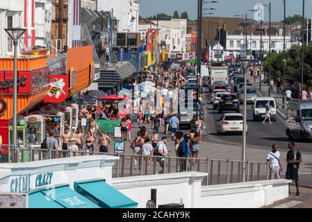 Southend on Sea, Essex, Royaume-Uni. 7 août 2020. Avec les températures élevées prévues, les gens se dirigent vers le front de mer pour se rafraîchir, malgré les conseils du coronavirus COVID-19. Dans Southend sur la mer les gens sont dehors appréciant la marée haute de l'après-midi, avec des températures dans les années trente basses. Défilé maritime avec arcades d'amusement. Occupé Banque D'Images