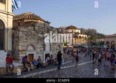 ATHÈNES, GRÈCE - AOÛT 12 2016 : place Monastiraki à Athènes, avec la mosquée Tzistarakis et les gens autour Banque D'Images