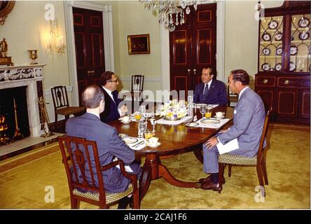 Dans ce dossier photo, Washington, D.C., - le 31 mai 1974 -- le président des États-Unis Richard M. Nixon s'assoit à un repas avec son personnel de sécurité nationale à la Maison Blanche à Washington, D.C., le 31 mai 1974. De gauche à droite : le général de division Brent Scowcroft, l'Armée de l'Air des États-Unis, adjoint du Président des Affaires de sécurité nationale; le Secrétaire d'État des États-Unis Henry A. Kissinger, qui détient également le titre d'adjoint du Président des Affaires de sécurité nationale; le Président Nixon; Et le général Alexander M. Haig, Jr., Armée des États-Unis, adjoint au président (Chie Banque D'Images