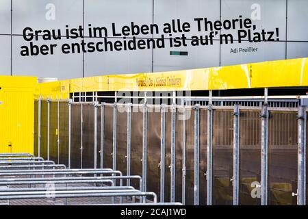 Dortmund, 7 août 2020: Discussion sur la réouverture des stades de football pour les fans avec un nombre limité de spectateurs en raison de la crise de Corona dans la nouvelle saison de football 2020/21. Photo: Portes d'entrée fermées au signal Iduna Park (Westfalenstadion) du BvB Dortmund Bundesliga club de football avec la citation "Gray est toute théorie dans la vie, mais ce qui compte est dans la place", par Adi Preißler, ancien joueur BvB. Banque D'Images