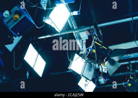 Salle studio de télévision avec lumières LED et spot Fresnell au plafond. Banque D'Images