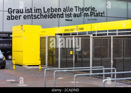 Dortmund, 7 août 2020: Discussion sur la réouverture des stades de football pour les fans avec un nombre limité de spectateurs en raison de la crise de Corona dans la nouvelle saison de football 2020/21. Photo: Portes d'entrée fermées au signal Iduna Park (Westfalenstadion) du BvB Dortmund Bundesliga club de football avec la citation "Gray est toute théorie dans la vie, mais ce qui compte est dans la place", par Adi Preißler, ancien joueur BvB. Banque D'Images