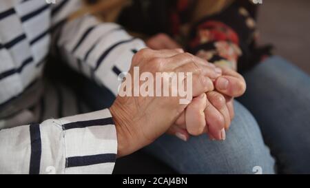 Une fille tenant les mains de sa mère âgée. Concept de soins et d'assistance. Vidéos 4k de haute qualité Banque D'Images