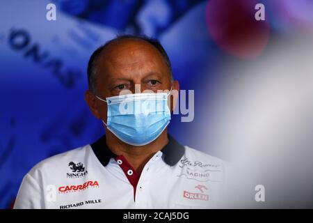 Le directeur de l'équipe de course alfa Romeo Frédéric Vasseur s'exprime à la conférence de presse des chefs d'équipe lors de la première séance d'entraînement du Grand Prix de Formule 1 du 70e anniversaire sur le circuit de course Silverstone, à Northampton. Banque D'Images