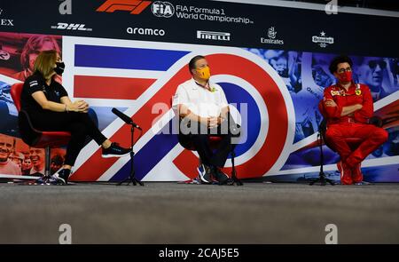 Claire Williams, directrice générale adjointe de l'équipe (à gauche), Zak Brown, directrice générale de McLaren, et Mattia Binotto, directrice générale de l'équipe Ferrari de Scuderia (à droite), lors de la première séance d'entraînement du Grand Prix de Formule 1 du 70e anniversaire, sur le circuit de course de Silverstone, à Northampton. Banque D'Images