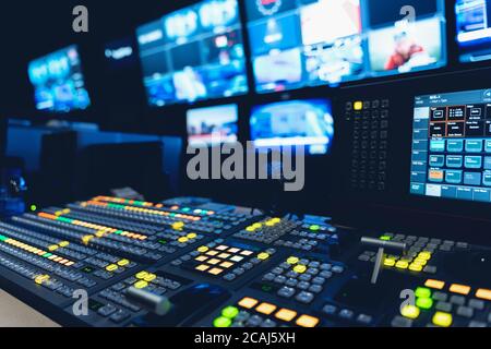 Commutateur vidéo de la télévision diffusion, en travaillant avec le mélangeur vidéo et audio, contrôler les émissions dans le studio d'enregistrement. Banque D'Images