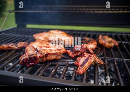 Barbecue à la maison avec charbon de bois dans l'arrière-cour pour griller des steaks et d'autres viandes pour le régime de carnivore. Banque D'Images