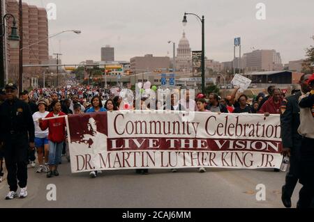 Les marcheurs marchent du capitole du Texas à l'université Huston Tillotson, historiquement noire, lors de la célébration de la journée Martin Luther King Jr., Austin, Texas. ©Janis Daemmrich Banque D'Images