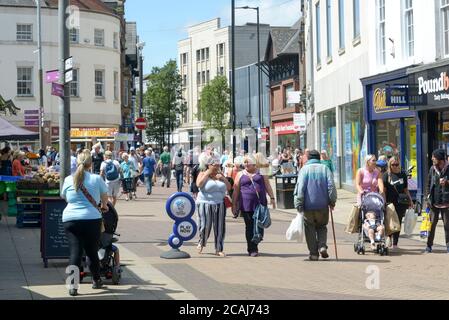 Amateurs de shopping dans les rues de Doncaster dans le Yorkshire du Sud pendant La pandémie COVID-19 de 2020 Banque D'Images