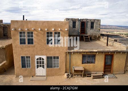 Acoma Pueblo, Nouveau-Mexique États-Unis, 1993: Acoma 'ski City', la communauté de 500 ans est la plus ancienne colonie habitée en permanence en Amérique du Nord. Construit au sommet d'une mesa, le village isolé n'a pas de services publics disponibles. ©Bob Daemmrich Banque D'Images